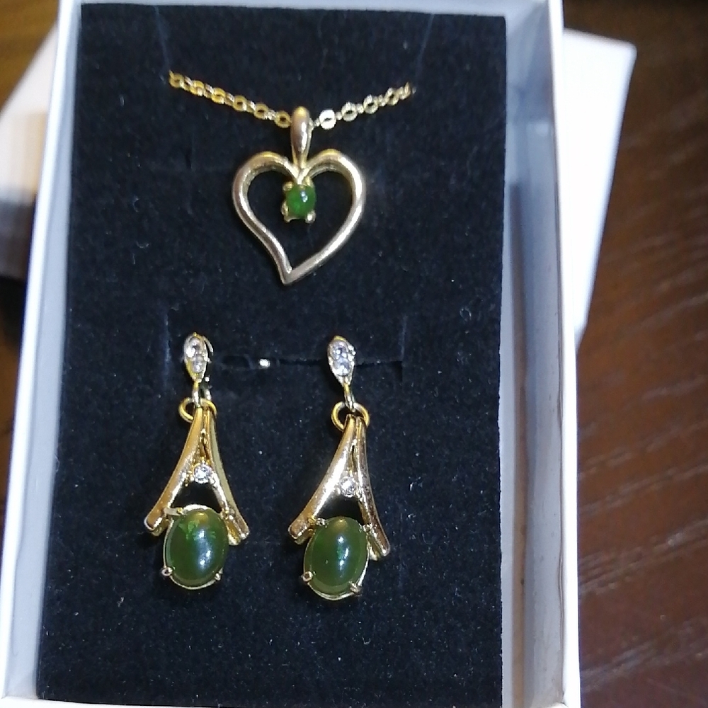 Green Jade Heart Pendant Necklace And Earrings Vintage Set